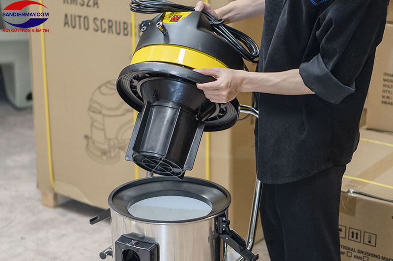 Máy hút bụi thảm được trang bị motor hoạt động với công suất lớn